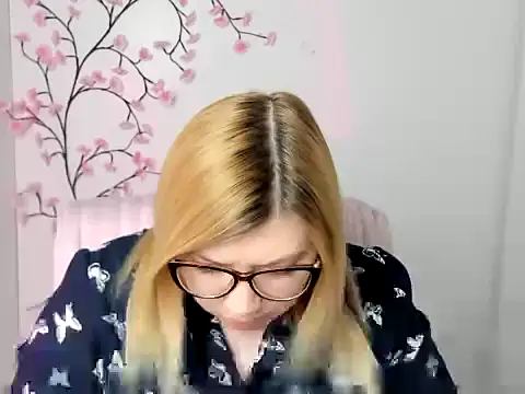 Snapshot of Lola_moree chatting on 28, 4, 2026 Lola moree online show from 28, 4, 2026