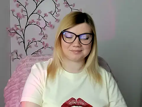 Snapshot of Lola_moree chatting on 8, 5, 2026 Lola moree online show from 8, 5, 2026