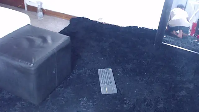 Liiamthompson online show from 25, 2, 2025