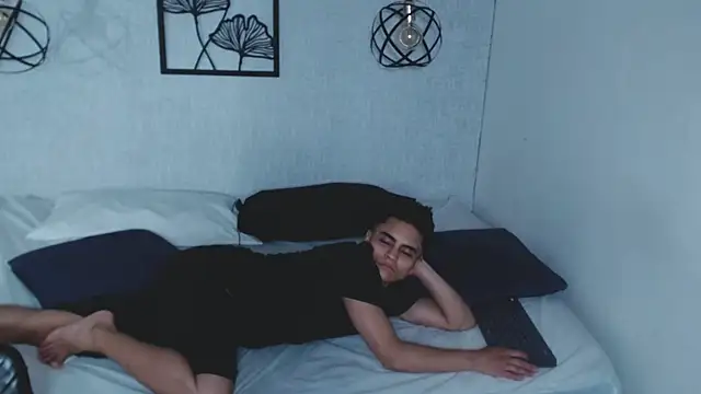 Liiamthompson online show from 6, 3, 2025