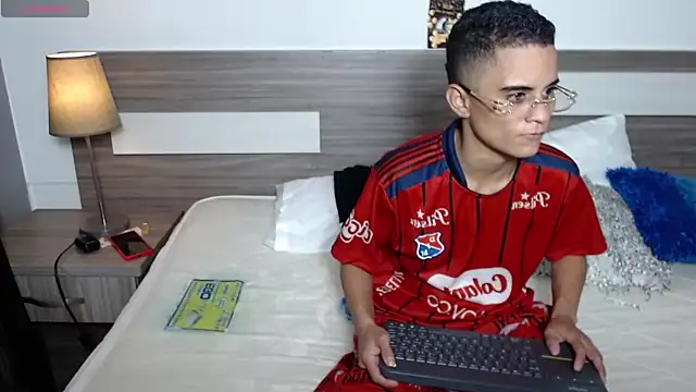 Liiamthompson online show from 12, 11, 2025