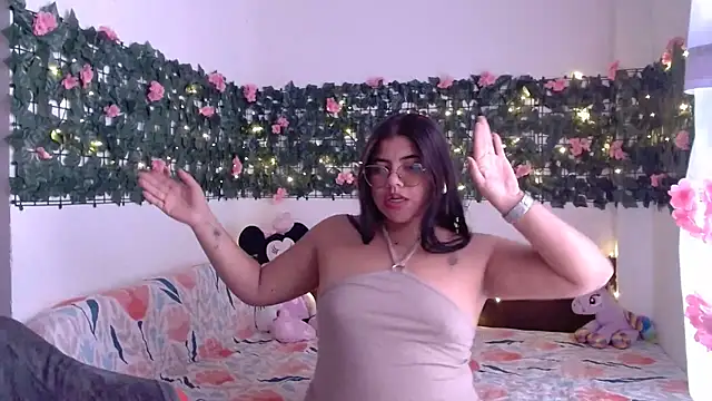 Snapshot of viccky_vick chatting on 17, 11, 2025 viccky vick online show from 17, 11, 2025