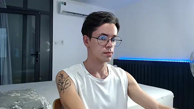 Snapshot of William_Henry_ chatting on 19, 10, 2025 William Henry online show from 19, 10, 2025