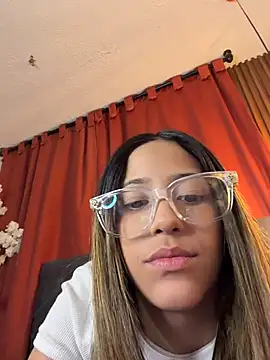 Snapshot of vicky_bass chatting on 16, 12, 2025 vicky bass online show from 16, 12, 2025