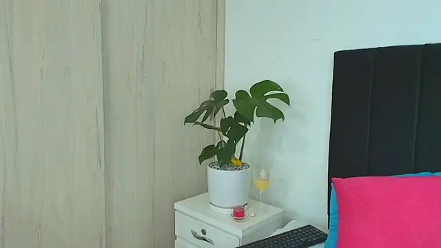 Snapshot of MarianaGiiiL chatting on 4, 3, 2025 MarianaGiiiL online show from 4, 3, 2025