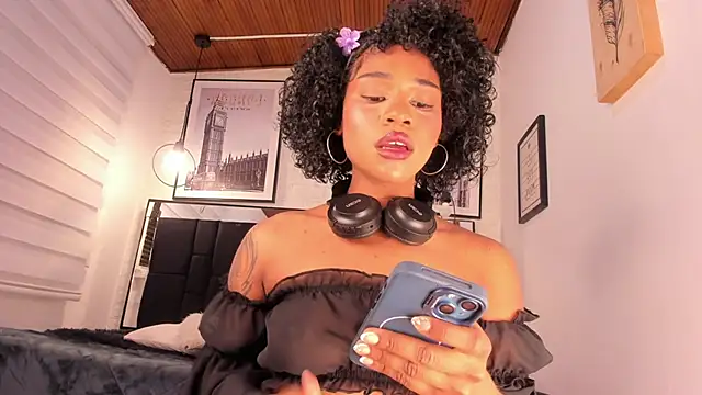 tylla  online show from 19, 11, 2025