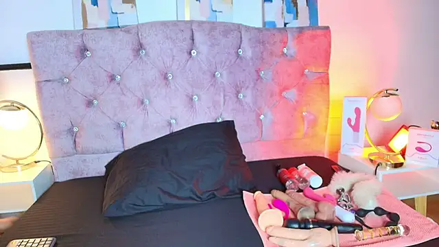 Skye Moore online show from 12, 9, 2025