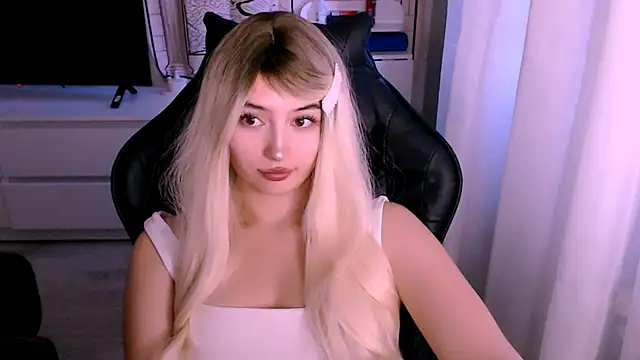 Snapshot of beauty_blonde chatting on 14, 10, 2025 beauty blonde online show from 14, 10, 2025