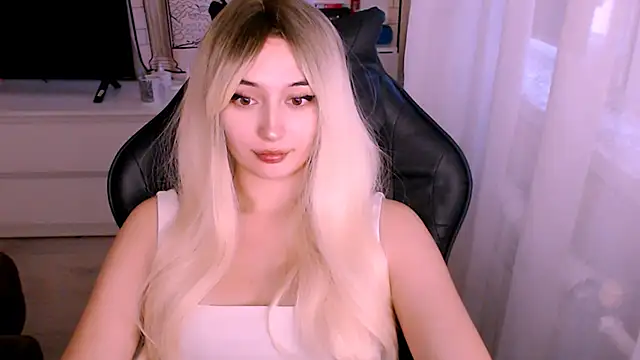 Snapshot of beauty_blonde chatting on 19, 10, 2025 beauty blonde online show from 19, 10, 2025