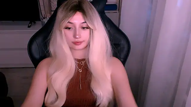 Snapshot of beauty_blonde chatting on 22, 10, 2025 beauty blonde online show from 22, 10, 2025