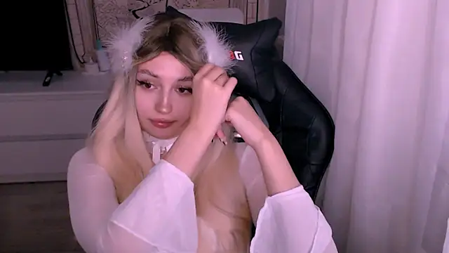 Snapshot of beauty_blonde chatting on 10, 11, 2025 beauty blonde online show from 10, 11, 2025