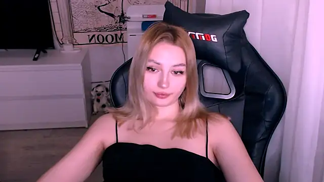 Snapshot of beauty_blonde chatting on 12, 11, 2025 beauty blonde online show from 12, 11, 2025