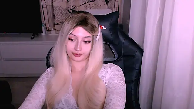 Snapshot of beauty_blonde chatting on 1, 12, 2025 beauty blonde online show from 1, 12, 2025