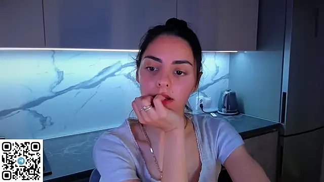 Snapshot of EmiliaZen chatting on 24, 6, 2026 EmiliaZen online show from 24, 6, 2026
