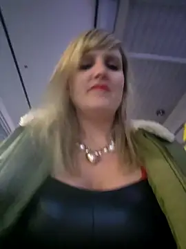 Snapshot of Sexybiene969 chatting on 6, 10, 2025 Sexybiene969 online show from 6, 10, 2025