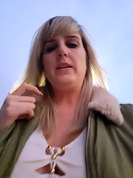 Snapshot of Sexybiene969 chatting on 14, 10, 2025 Sexybiene969 online show from 14, 10, 2025