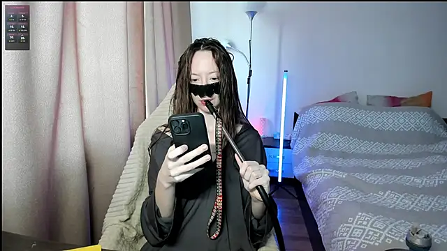 holyharlot online show from 17, 3, 2025