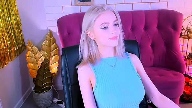 Snapshot of LeonaStane chatting on 8, 2, 2025 LeonaStane online show from 8, 2, 2025