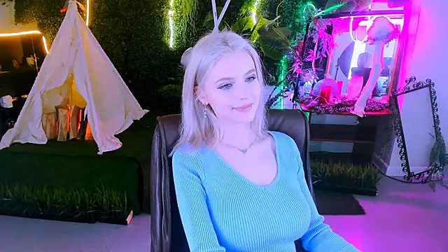 Snapshot of LeonaStane chatting on 14, 2, 2025 LeonaStane online show from 14, 2, 2025