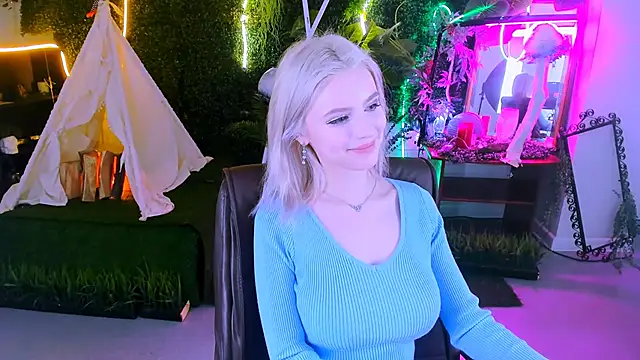 Snapshot of LeonaStane chatting on 14, 2, 2025 LeonaStane online show from 14, 2, 2025