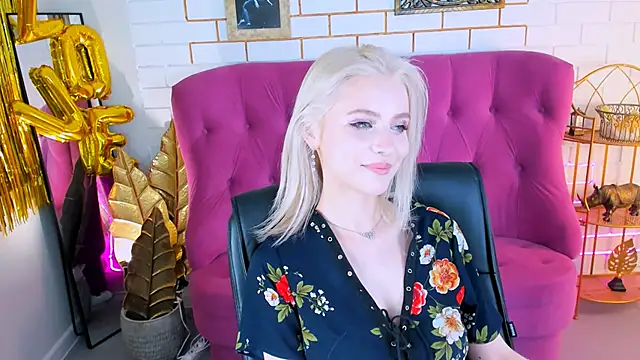 Snapshot of LeonaStane chatting on 5, 3, 2025 LeonaStane online show from 5, 3, 2025