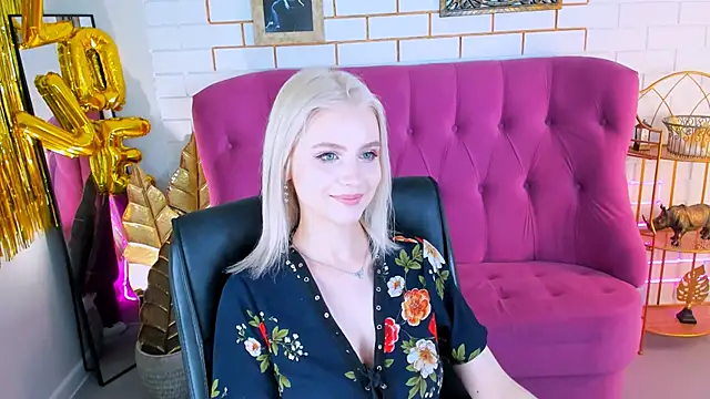 Snapshot of LeonaStane chatting on 5, 3, 2025 LeonaStane online show from 5, 3, 2025