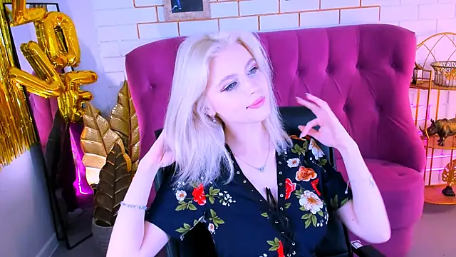 Snapshot of LeonaStane chatting on 8, 3, 2025 LeonaStane online show from 8, 3, 2025