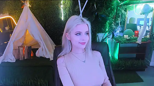 Snapshot of LeonaStane chatting on 22, 3, 2025 LeonaStane online show from 22, 3, 2025