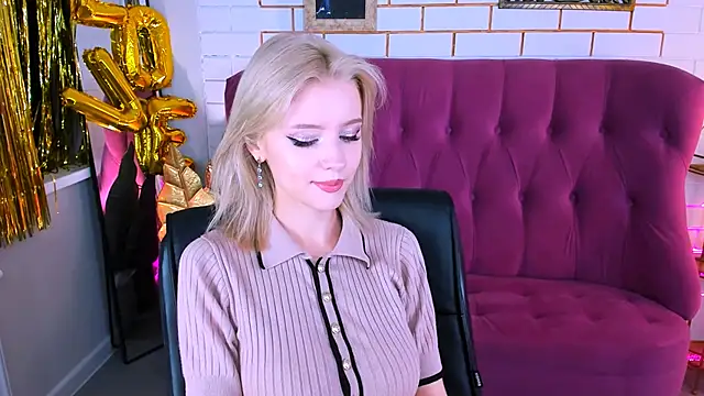 Snapshot of LeonaStane chatting on 18, 9, 2025 LeonaStane online show from 18, 9, 2025