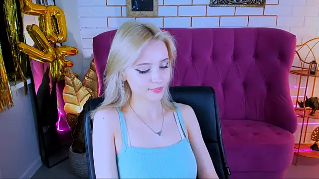 Snapshot of LeonaStane chatting on 3, 10, 2025 LeonaStane online show from 3, 10, 2025