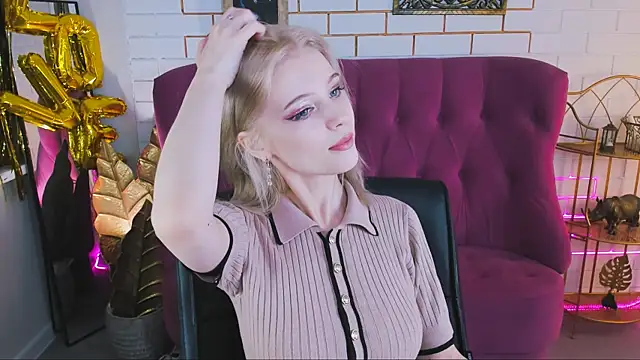 Snapshot of LeonaStane chatting on 8, 10, 2025 LeonaStane online show from 8, 10, 2025