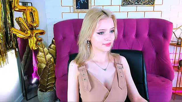 Snapshot of LeonaStane chatting on 25, 10, 2025 LeonaStane online show from 25, 10, 2025