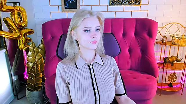 Snapshot of LeonaStane chatting on 8, 11, 2025 LeonaStane online show from 8, 11, 2025