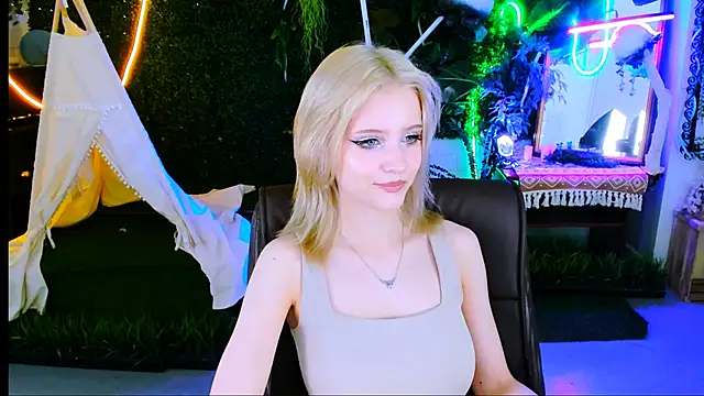 Snapshot of LeonaStane chatting on 14, 11, 2025 LeonaStane online show from 14, 11, 2025