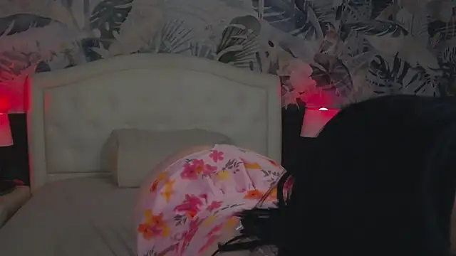 Snapshot of MaeveMoon chatting on 7, 4, 2026 MaeveMoon online show from 7, 4, 2026