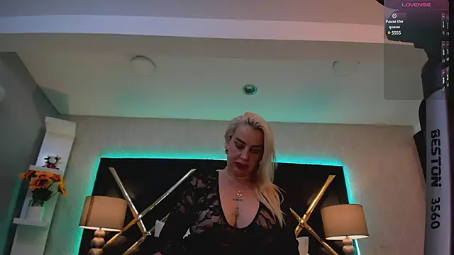 SophieWinsloow online show from 8, 3, 2025