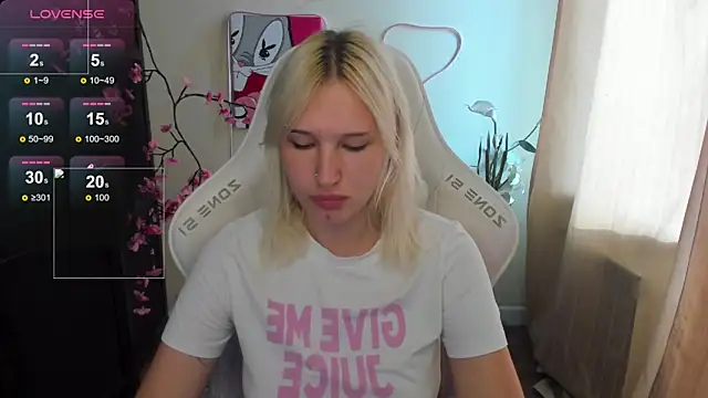 Snapshot of EvelinaLuu chatting on 7, 7, 2026 EvelinaLuu online show from 7, 7, 2026