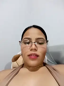 Snapshot of anahi_evans19 chatting on 19, 12, 2025 anahi evans19 online show from 19, 12, 2025