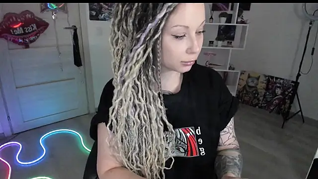 Snapshot of HoneySallyMoore chatting on 4, 4, 2026 HoneySallyMoore online show from 4, 4, 2026