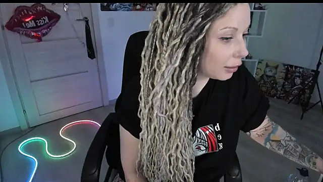 Snapshot of HoneySallyMoore chatting on 6, 4, 2026 HoneySallyMoore online show from 6, 4, 2026