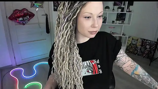 Snapshot of HoneySallyMoore chatting on 9, 4, 2026 HoneySallyMoore online show from 9, 4, 2026