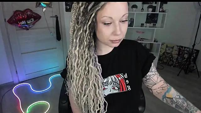 Snapshot of HoneySallyMoore chatting on 12, 4, 2026 HoneySallyMoore online show from 12, 4, 2026