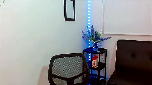 Emilybateee online show from 19, 2, 2025