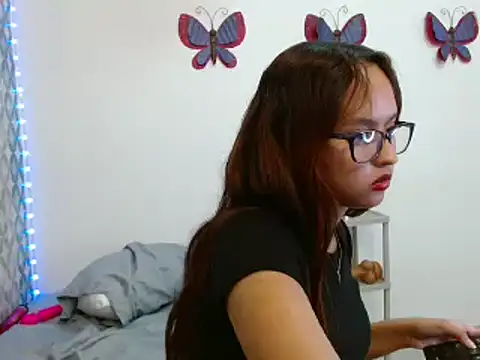 Emilybateee online show from 7, 3, 2025