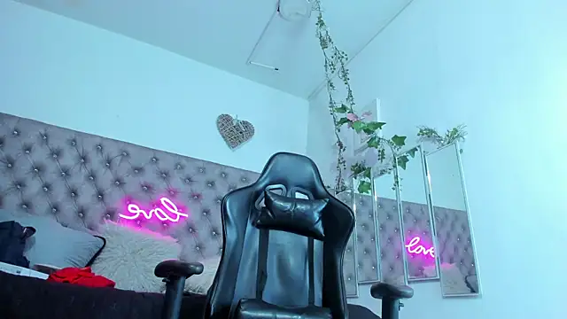 Naomii Viper online show from 15, 10, 2025