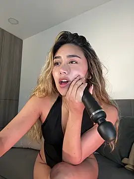 Snapshot of Hornyholly__ chatting on 8, 11, 2025 Hornyholly online show from 8, 11, 2025