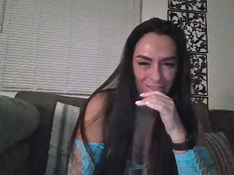 Layla Gilf Mae online show from 1, 3, 2025