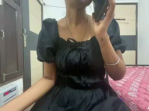 Snapshot of aliya_bhatt chatting on 10, 10, 2025 aliya bhatt online show from 10, 10, 2025