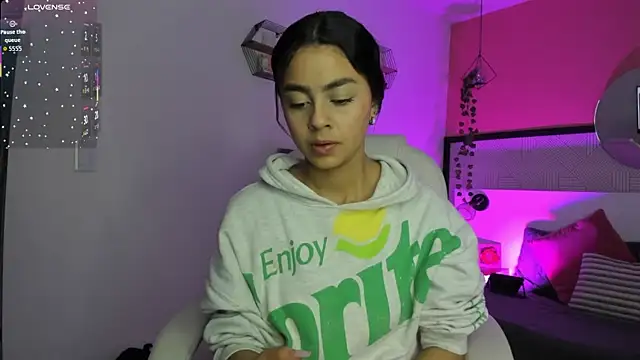 Bella walker  online show from 24, 3, 2026