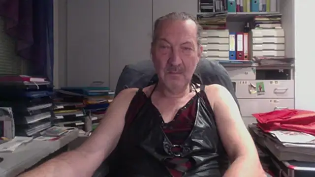 HMStraps01 online show from 18, 12, 2025